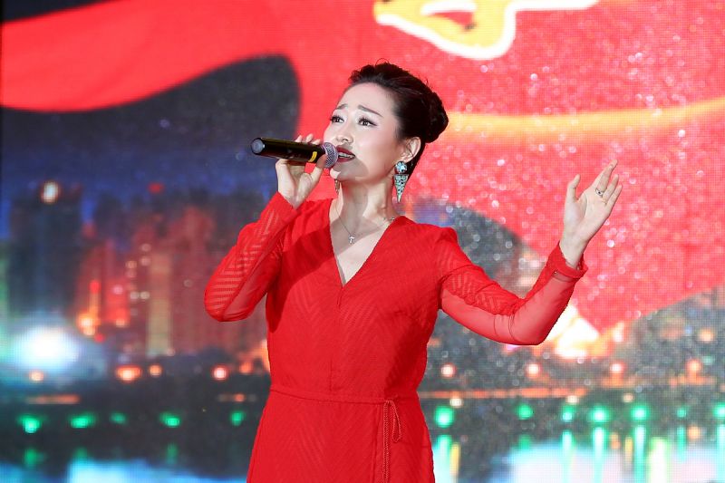 李优演唱《辉煌 摄影:韩鹏