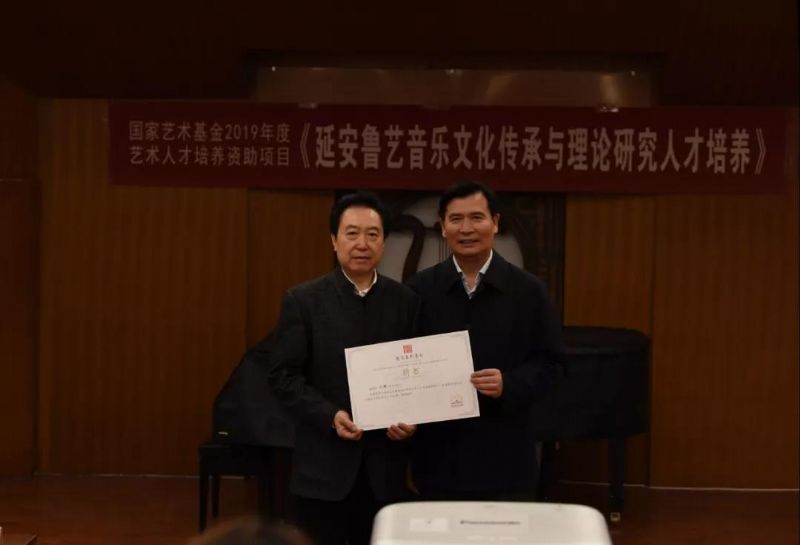 项目负责人,沈阳音乐学院院长季惠斌教授为刘辉教授颁发聘书